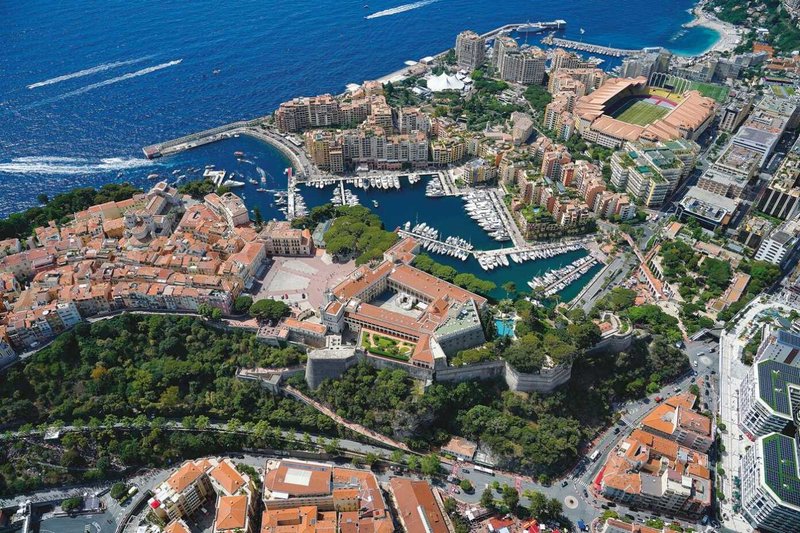 Découvrez les Meilleurs Lieux de Soirée en Plage dans la Riviera Française